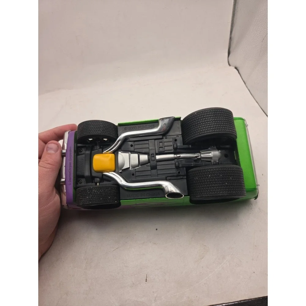 Muscle Machine 1/18 1970 Plymouth HEMI CUDA 2000 Funline Green W/ Purple Flames